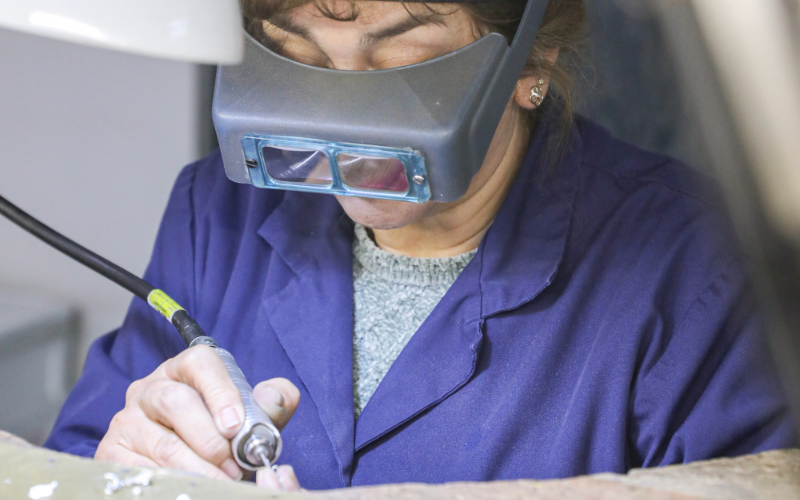 De la idea a la joya: el proceso artesanal en Sofía Diez