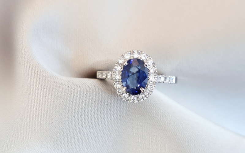 Tendencias 2025 en anillos de compromiso y argollas de matrimonio