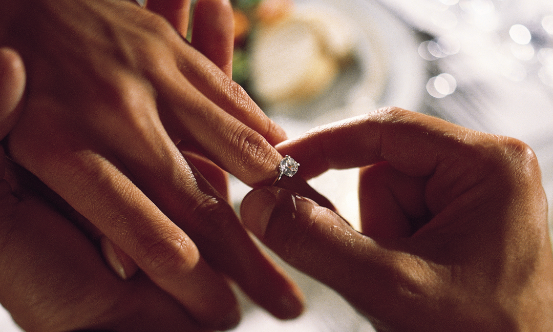 ¿Dónde ponerse la argolla de matrimonio y el significado detrás de cada opción?