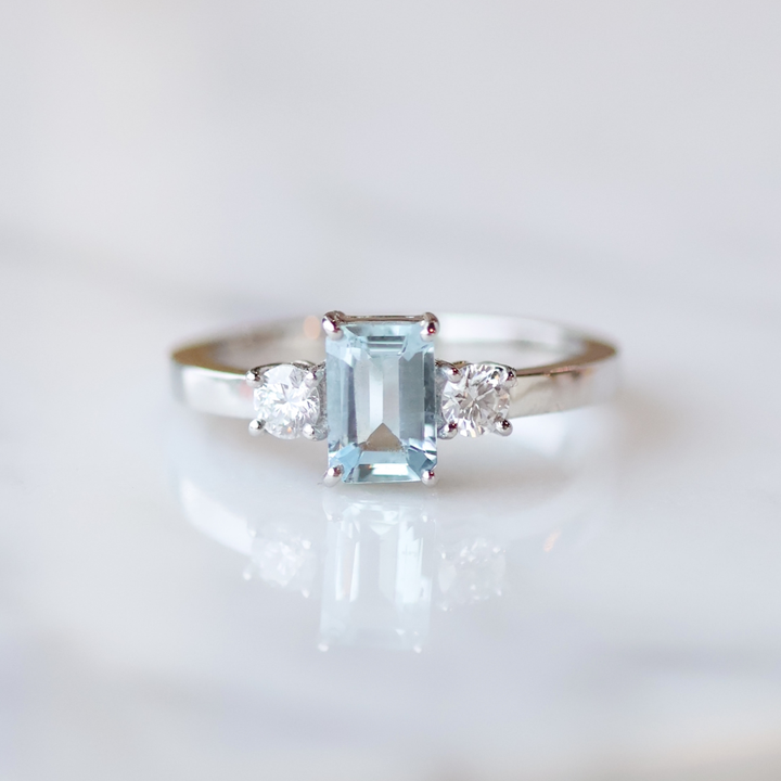ANILLO AGUAMARINA CORTE ESMERALDA Y PLATINO