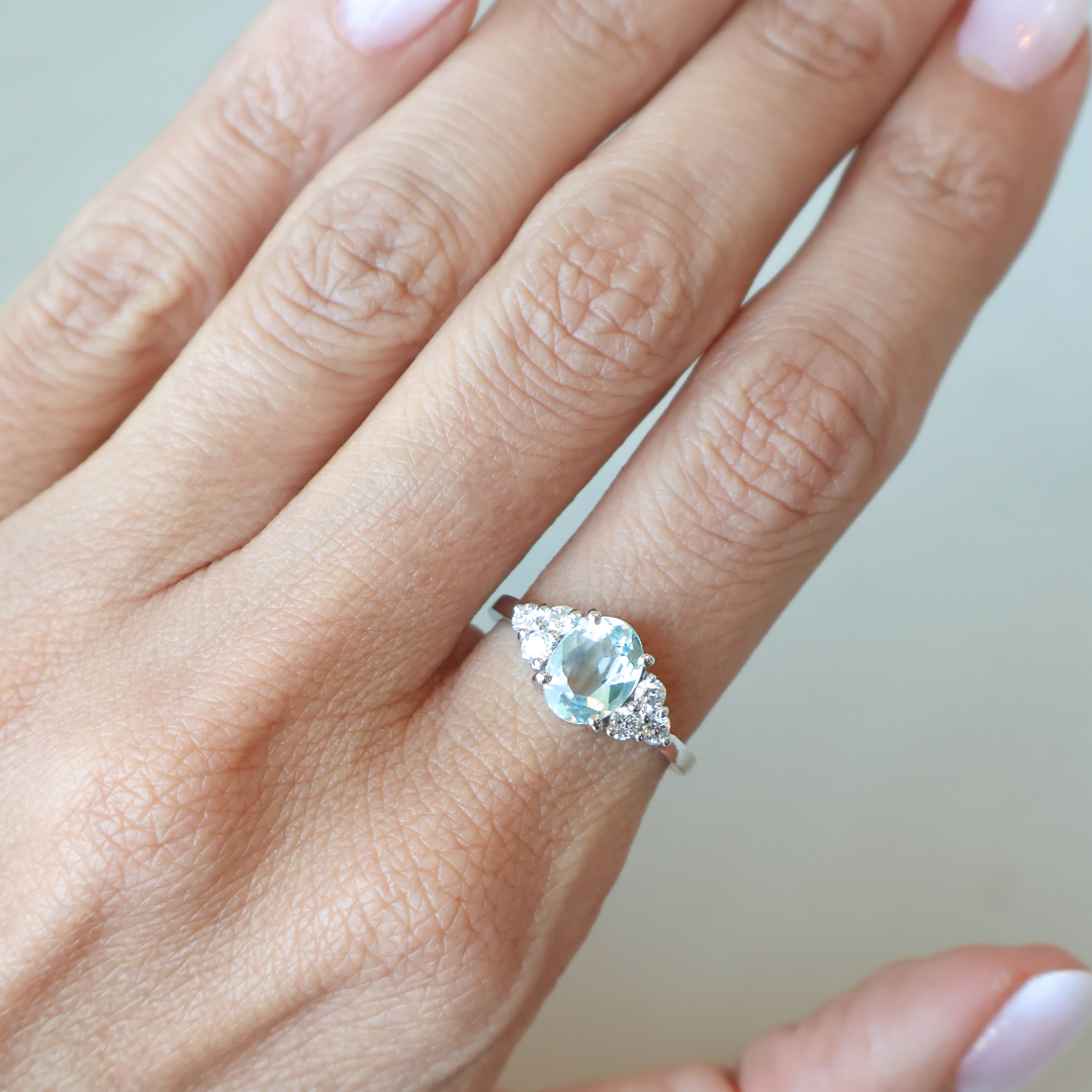 ANILLO COMPROMISO AGUAMARINA OVALADA DIAMANTES