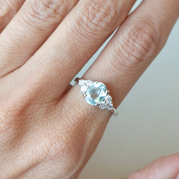 ANILLO COMPROMISO AGUAMARINA OVALADA DIAMANTES