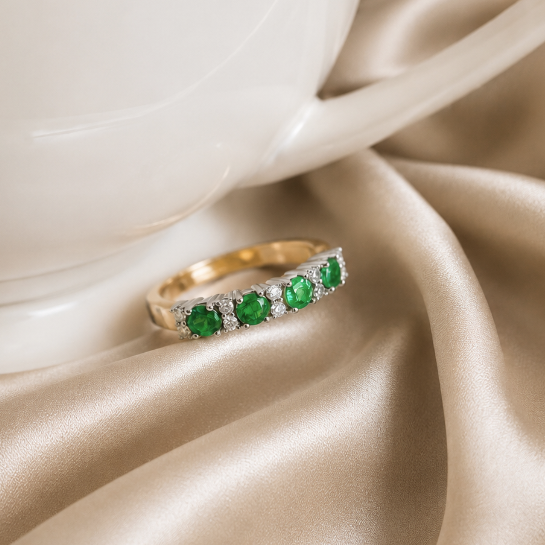ANILLO COMPROMISO MEDIO CINTILLO ESMERALDA Y DIAMANTES