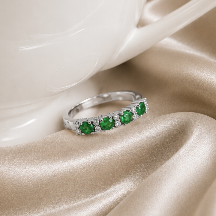 ANILLO COMPROMISO MEDIO CINTILLO ESMERALDA Y DIAMANTES