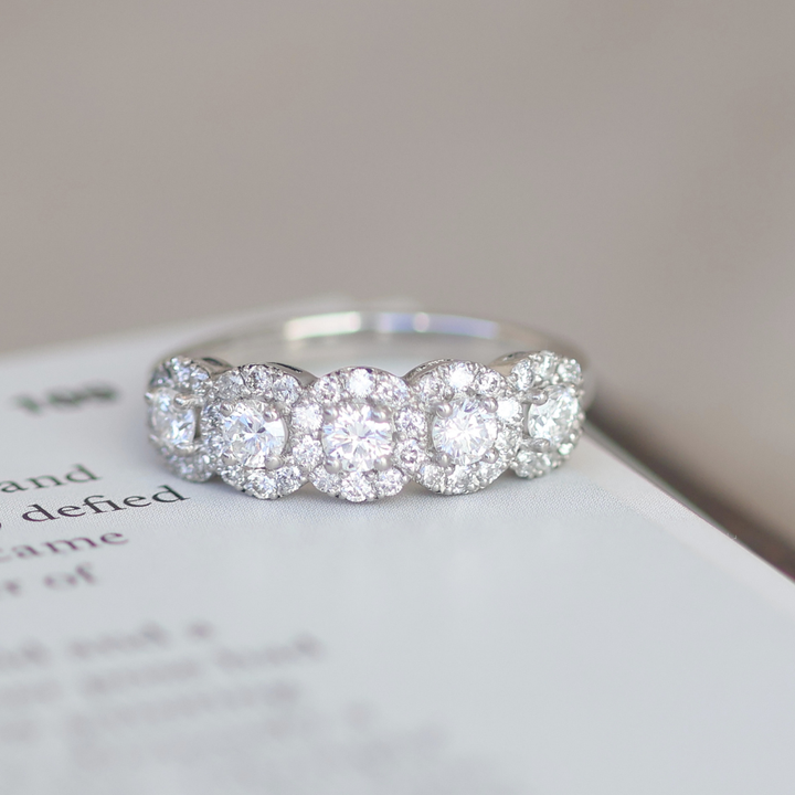 ANILLO DE COMPROMISO 5 HALOS