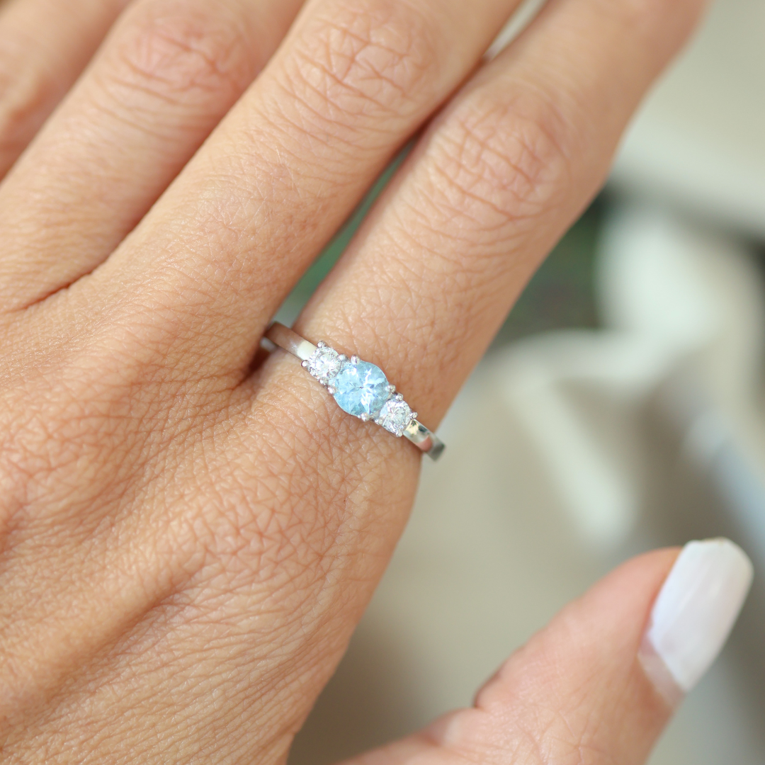 ANILLO COMPROMISO TRICILLO AGUAMARINA Y DIAMANTES