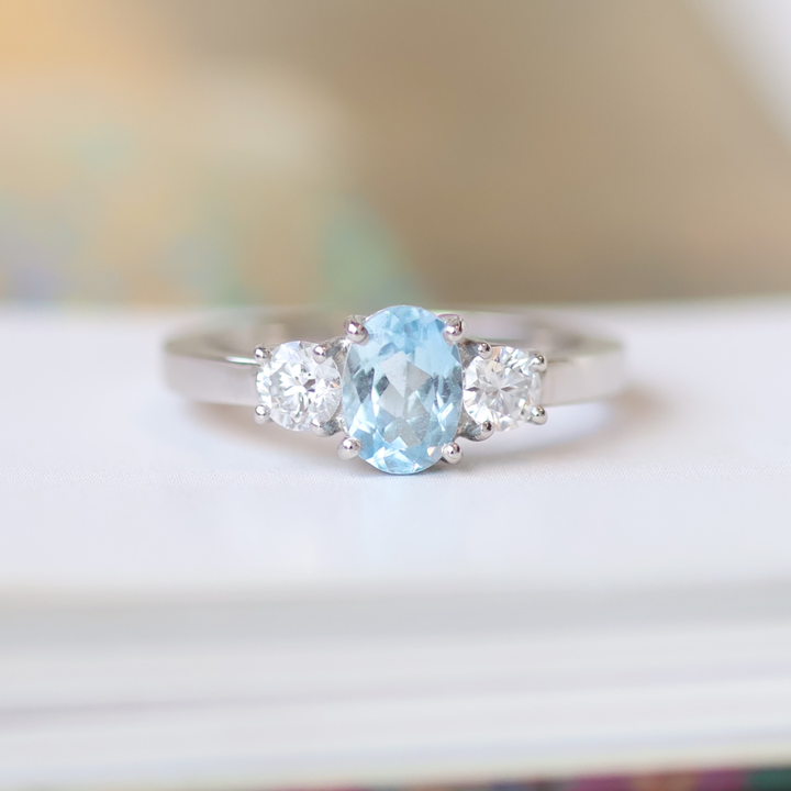ANILLO AGUAMARINA OVALADO Y PLATINO