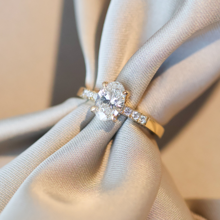 Anillo Compromiso Solitario Oval Pavé