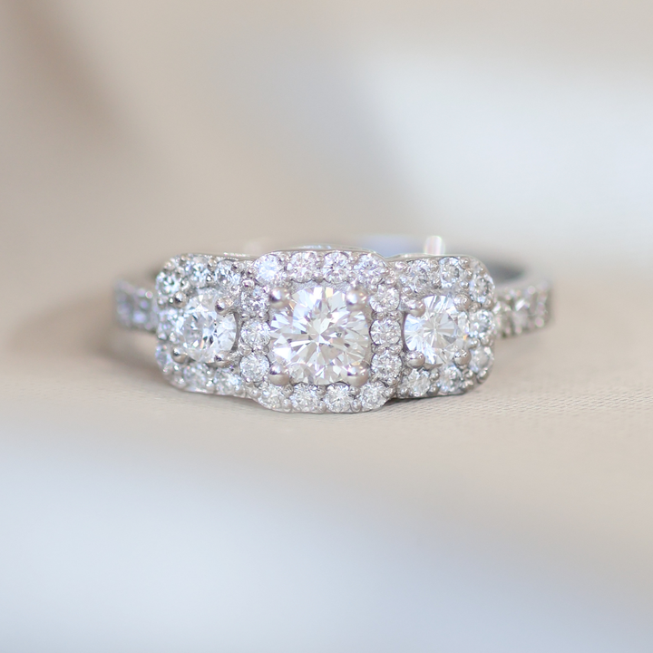 ANILLO COMPROMISO TRES HALOS CUADRADOS