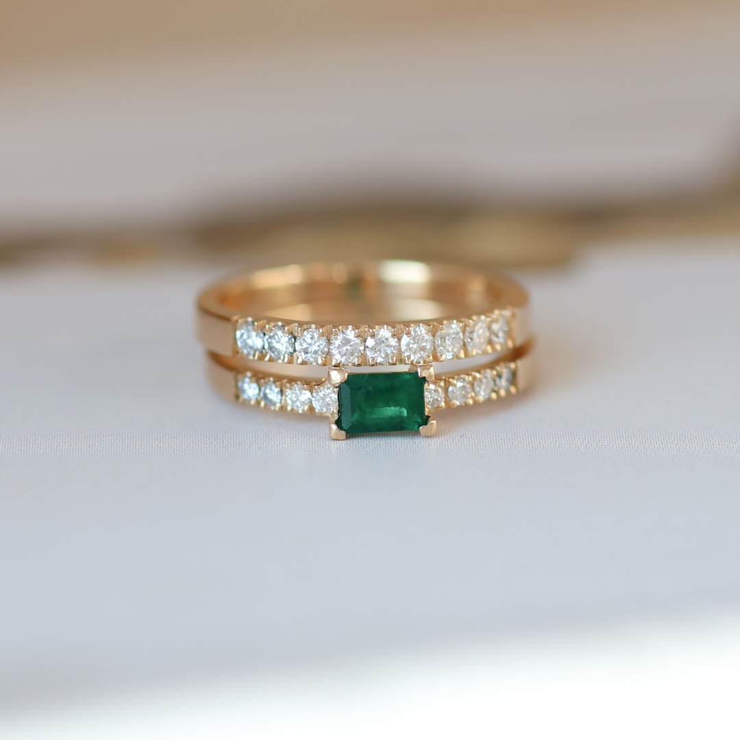 ANILLO COMPROMISO SOLITARIO CORTE ESMERALDA