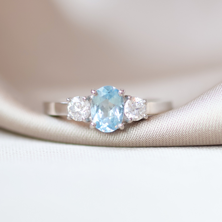 ANILLO AGUAMARINA OVALADO Y PLATINO