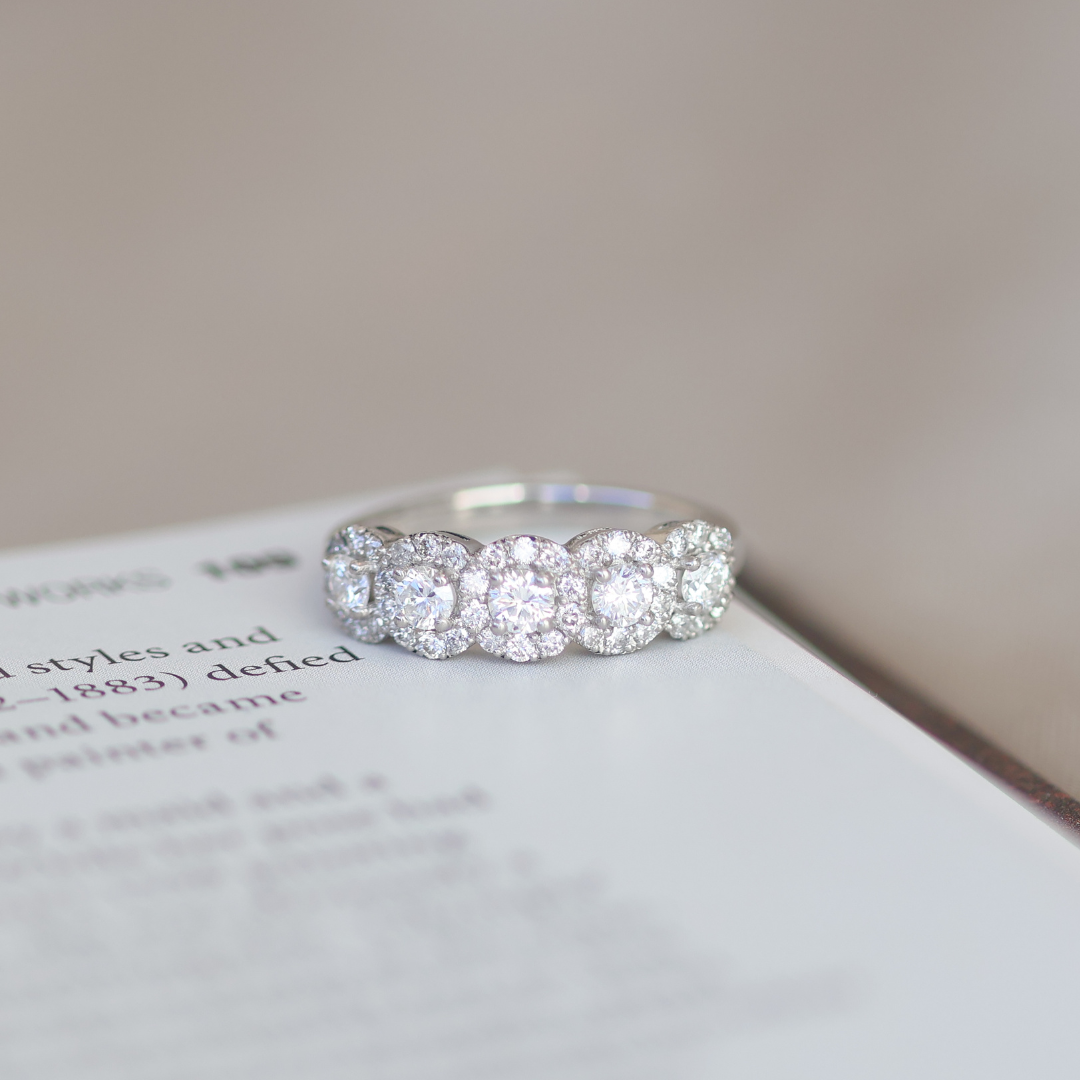 ANILLO DE COMPROMISO 5 HALOS