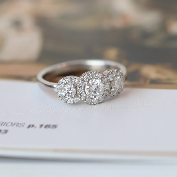 ANILLO COMPROMISO TRES HALO AMELIA