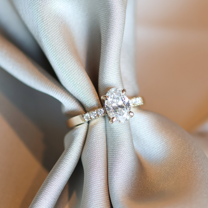 Anillo Compromiso Solitario Oval Pavé