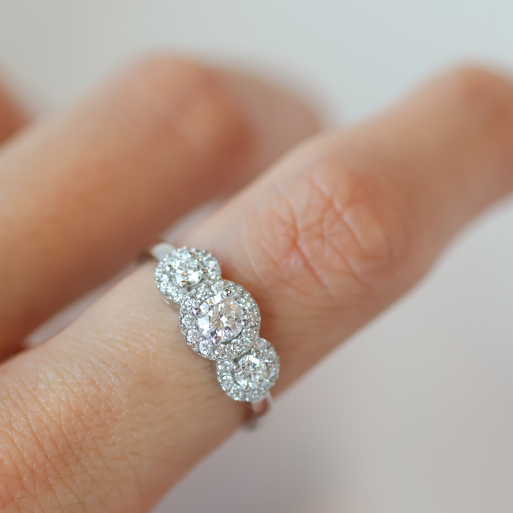 ANILLO COMPROMISO TRES HALO AMELIA