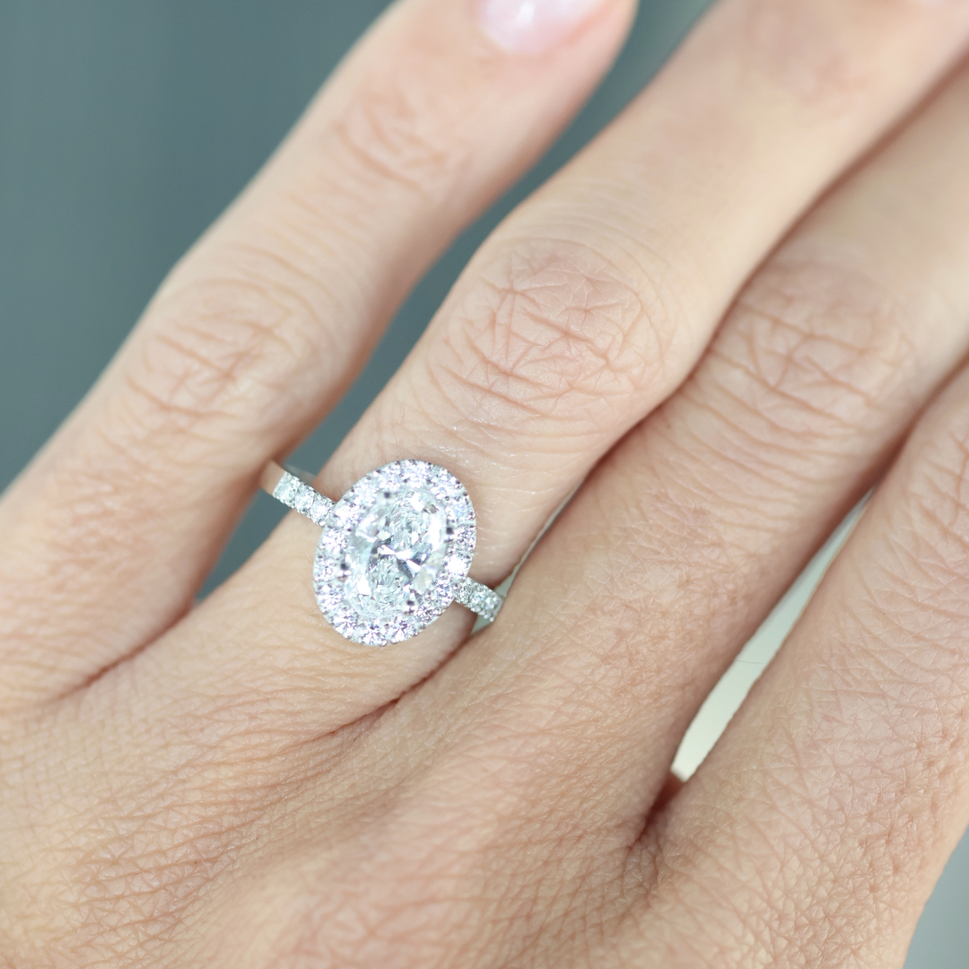 ANILLO COMPROMISO HALO OVALADO