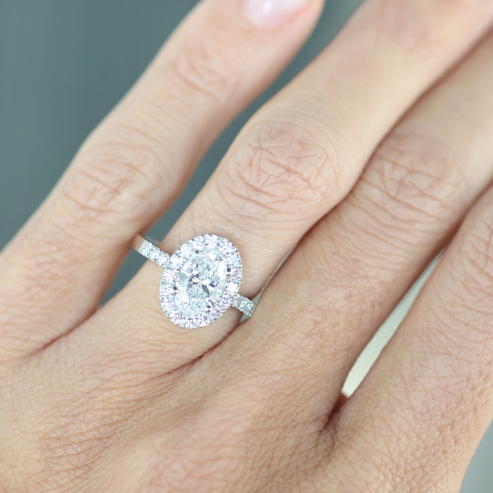 ANILLO COMPROMISO HALO OVALADO