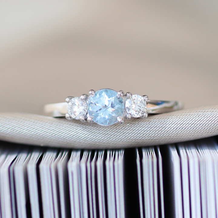 ANILLO COMPROMISO TRICILLO AGUAMARINA Y DIAMANTES