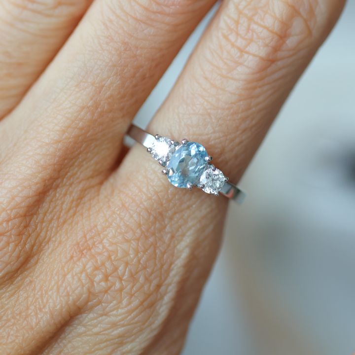 ANILLO AGUAMARINA OVALADO Y PLATINO