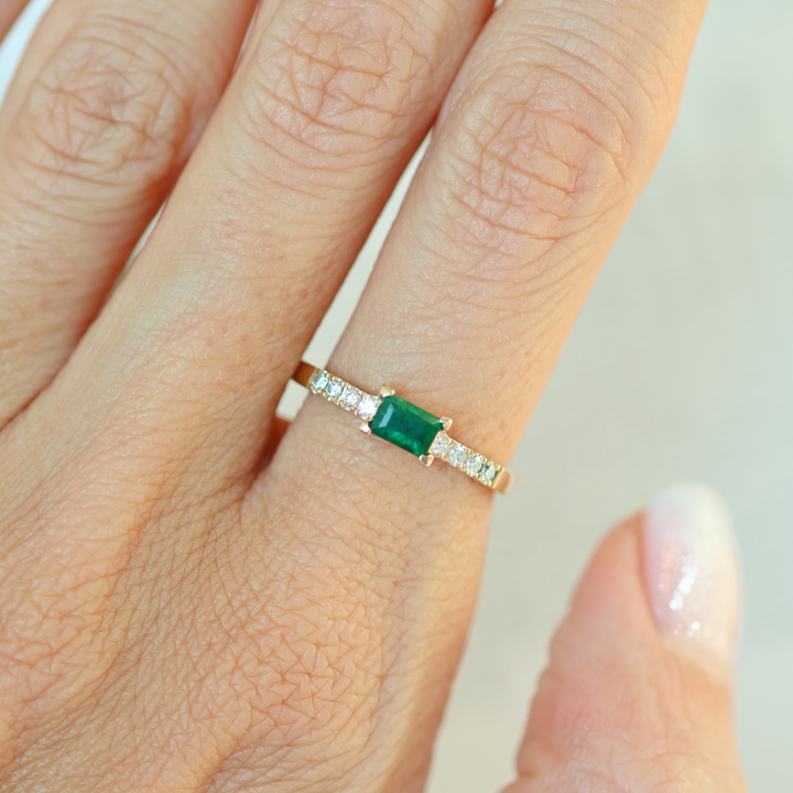 ANILLO COMPROMISO SOLITARIO CORTE ESMERALDA