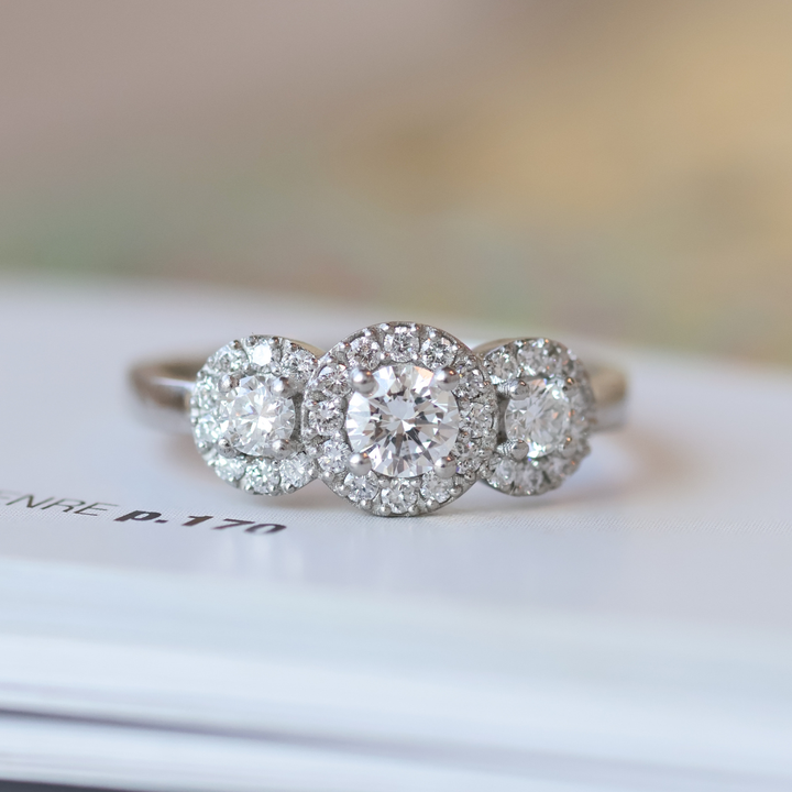 ANILLO COMPROMISO TRES HALO AMELIA