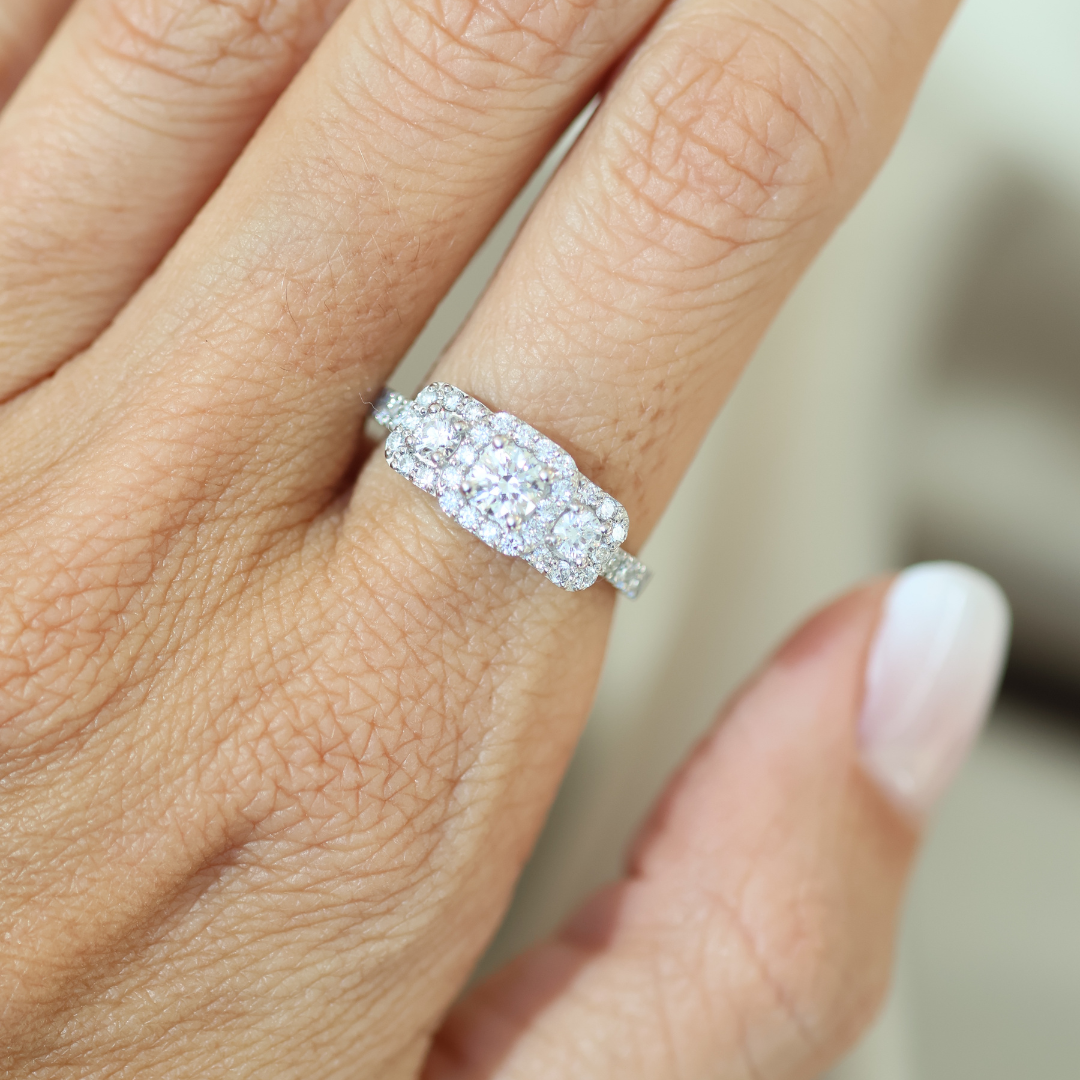 ANILLO COMPROMISO TRES HALOS CUADRADOS