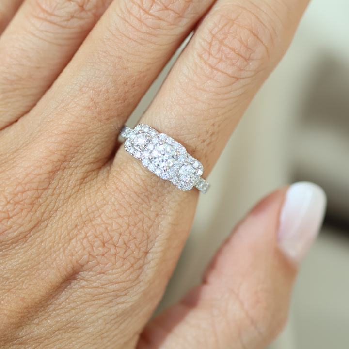 ANILLO COMPROMISO TRES HALOS CUADRADOS