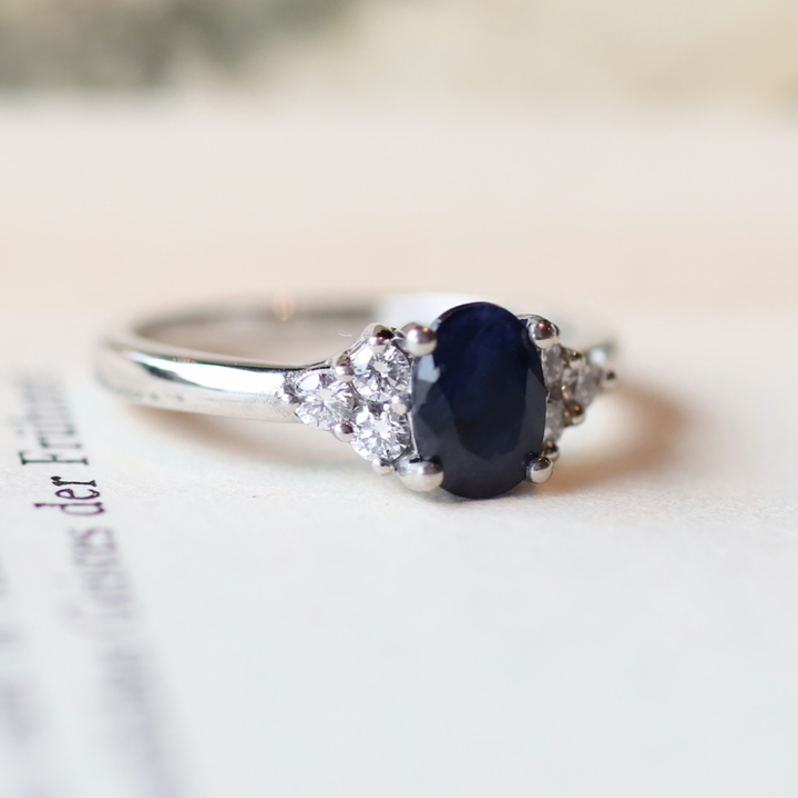 ANILLO COMPROMISO ZAFIRO OVALADO MAYA