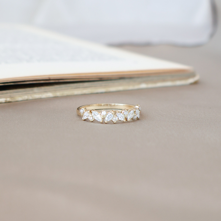 ANILLO QUEEN DIAMANTES ORO