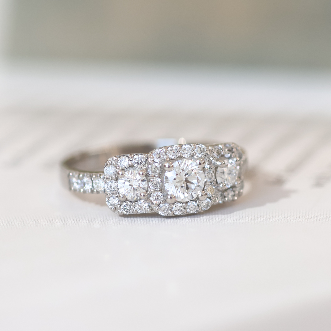 ANILLO COMPROMISO TRES HALOS CUADRADOS