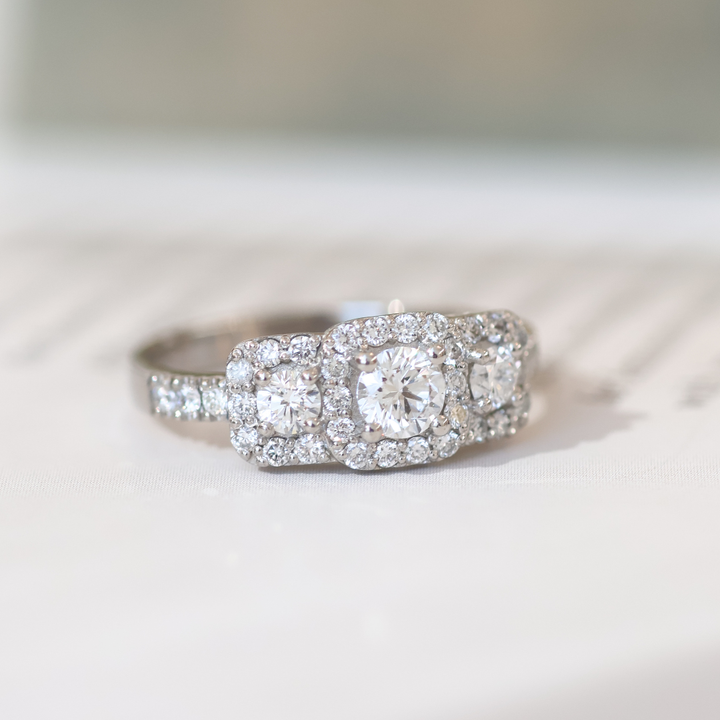 ANILLO COMPROMISO TRES HALOS CUADRADOS