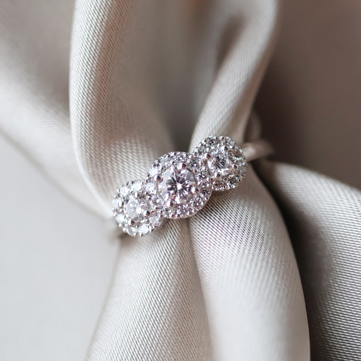 ANILLO COMPROMISO TRES HALO AMELIA