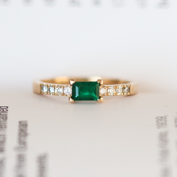 ANILLO COMPROMISO SOLITARIO CORTE ESMERALDA