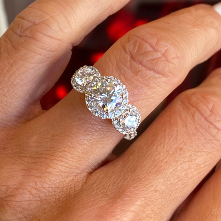 ANILLO COMPROMISO TRES HALOS