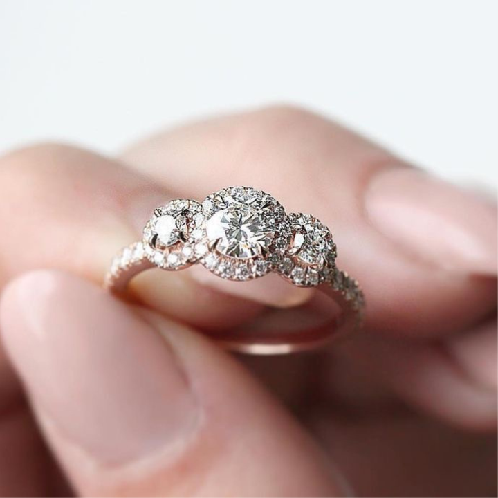 ANILLO COMPROMISO TRES HALOS