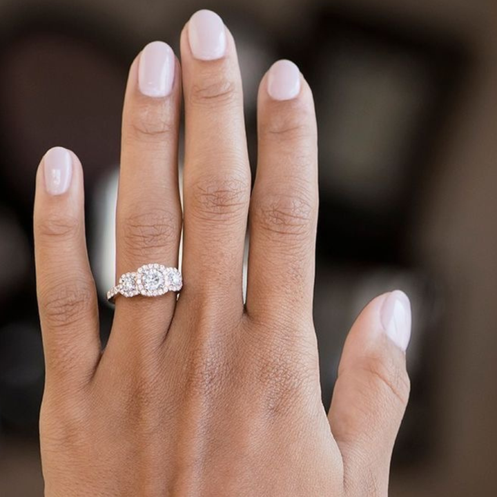 ANILLO COMPROMISO TRES HALOS CUADRADOS