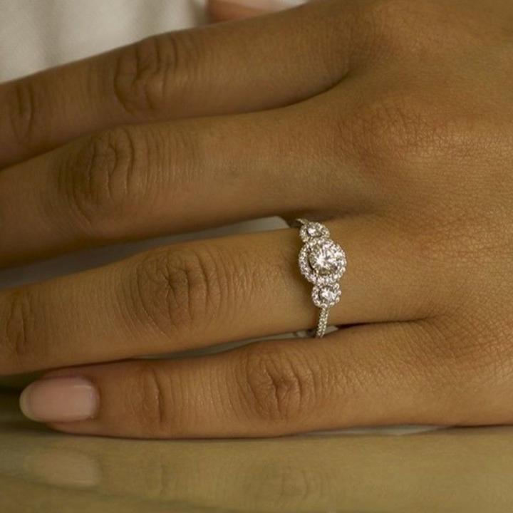 ANILLO COMPROMISO TRES HALOS