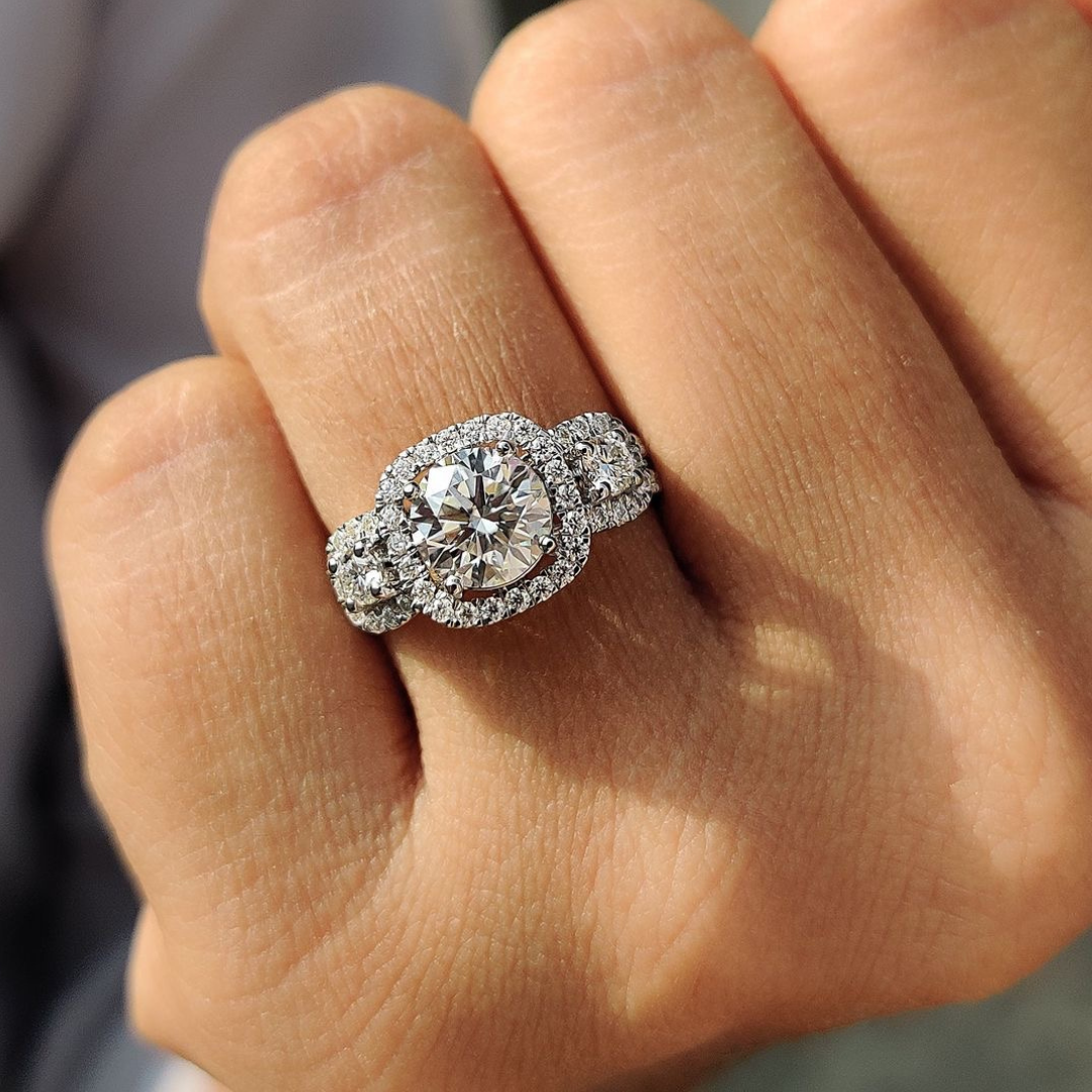 ANILLO COMPROMISO TRES HALOS CUADRADOS