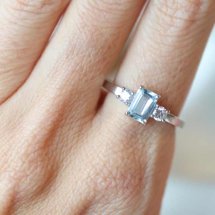 ANILLO AGUAMARINA CORTE ESMERALDA Y PLATINO