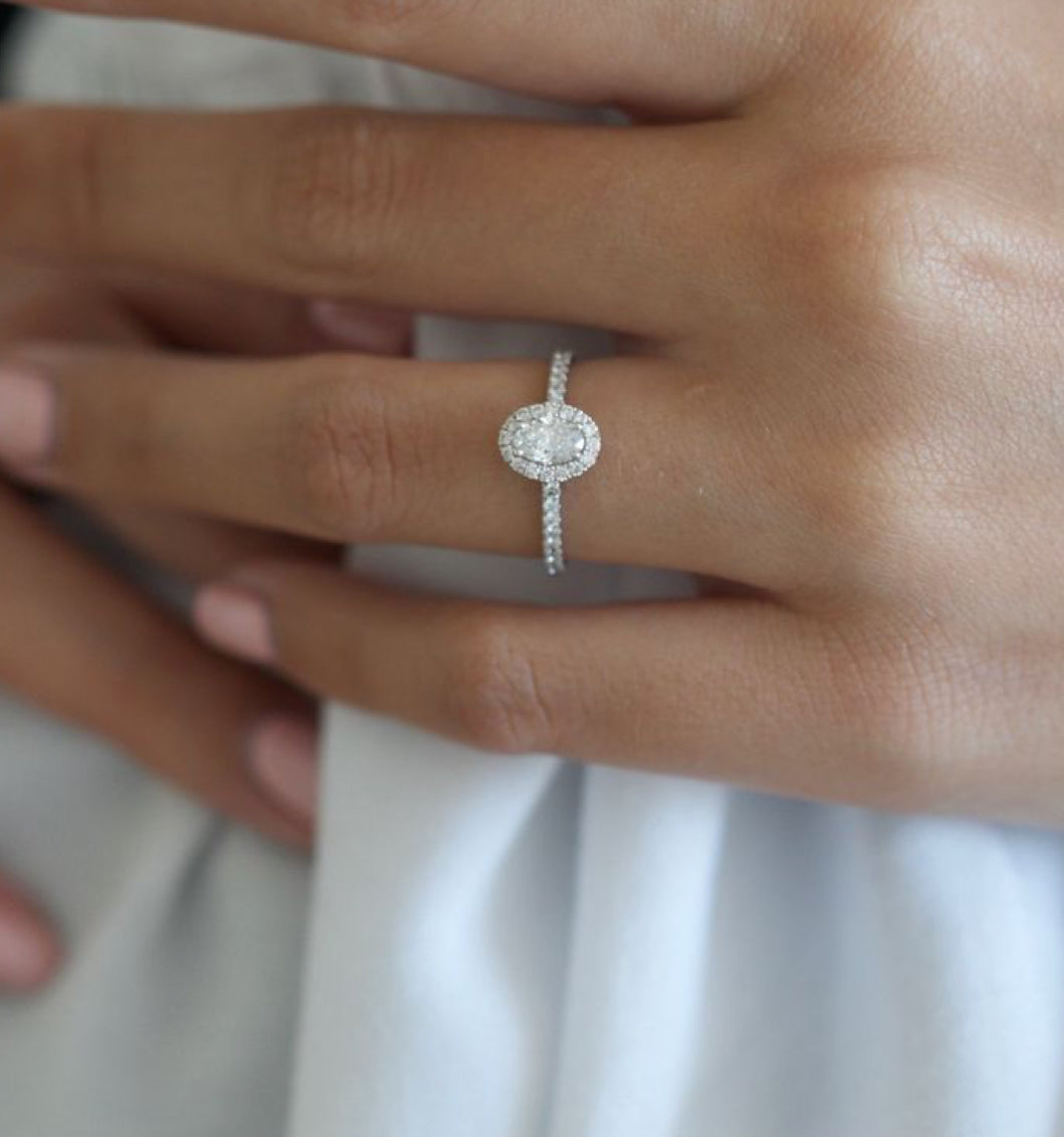 ANILLO COMPROMISO HALO OVALADO